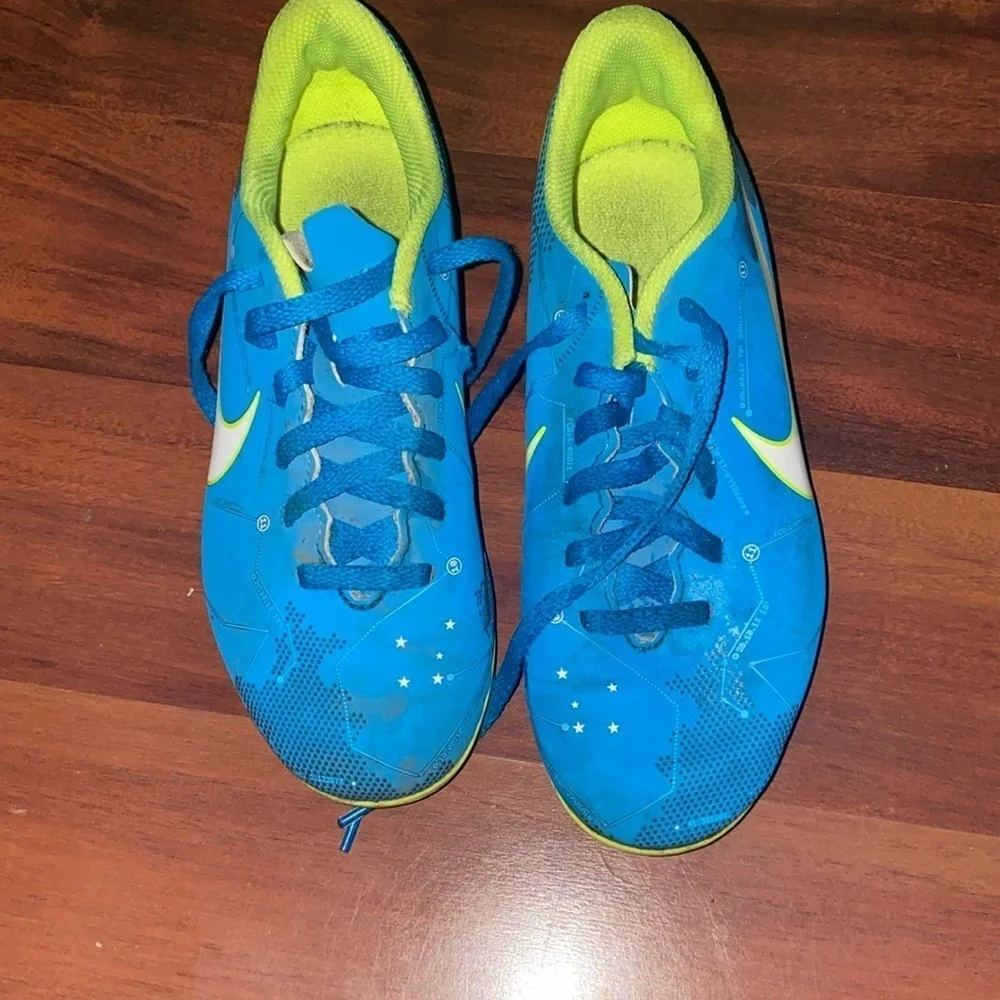 Nike soccer cleats Size 2Y Used in good condition